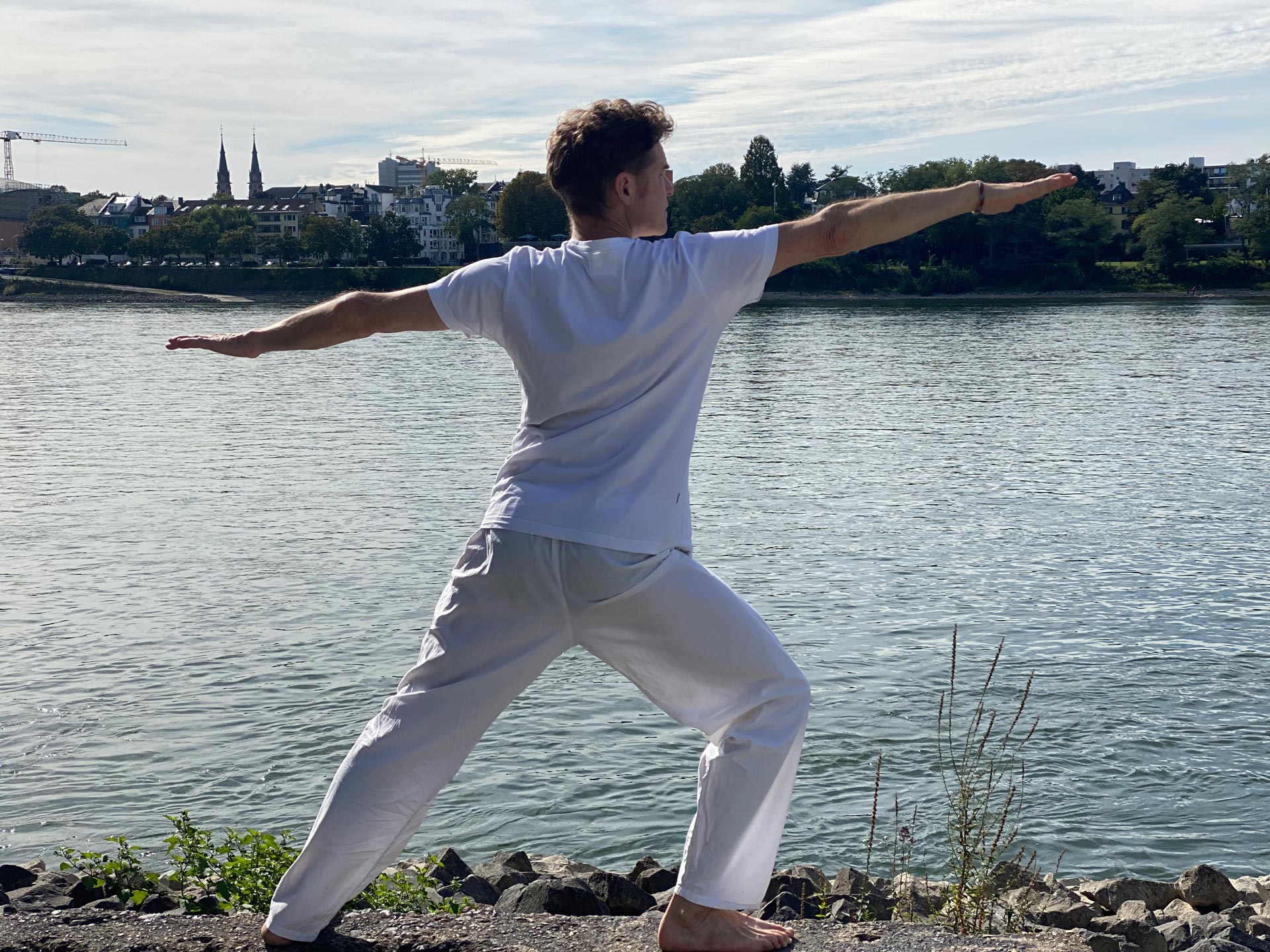 Krieger-Yoga am Rhein